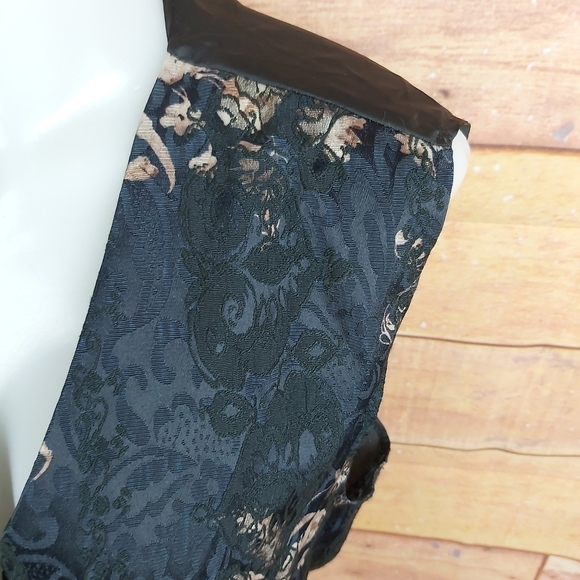 SLEEVELESS Tapestry embroidered vintage vest made in Canada - Picture 3 of 7